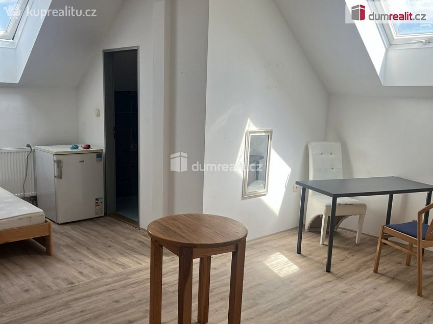 Pronájem bytu - pokoj 17 m^2 Zenklova, Praha 8 
