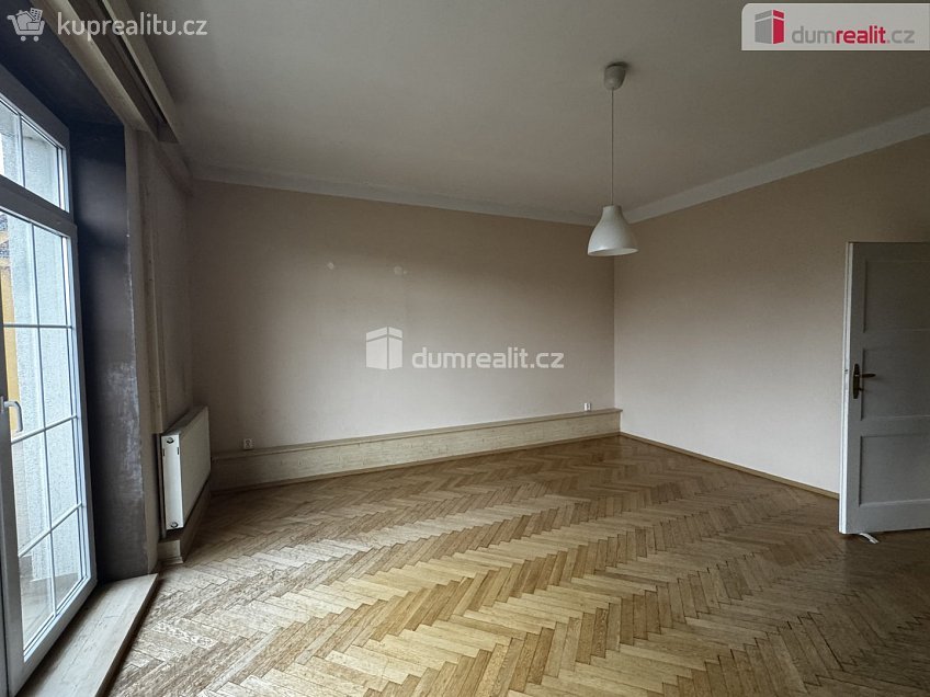 Pronájem  vily 290 m^2 Na Okrouhlíku, Pardubice 