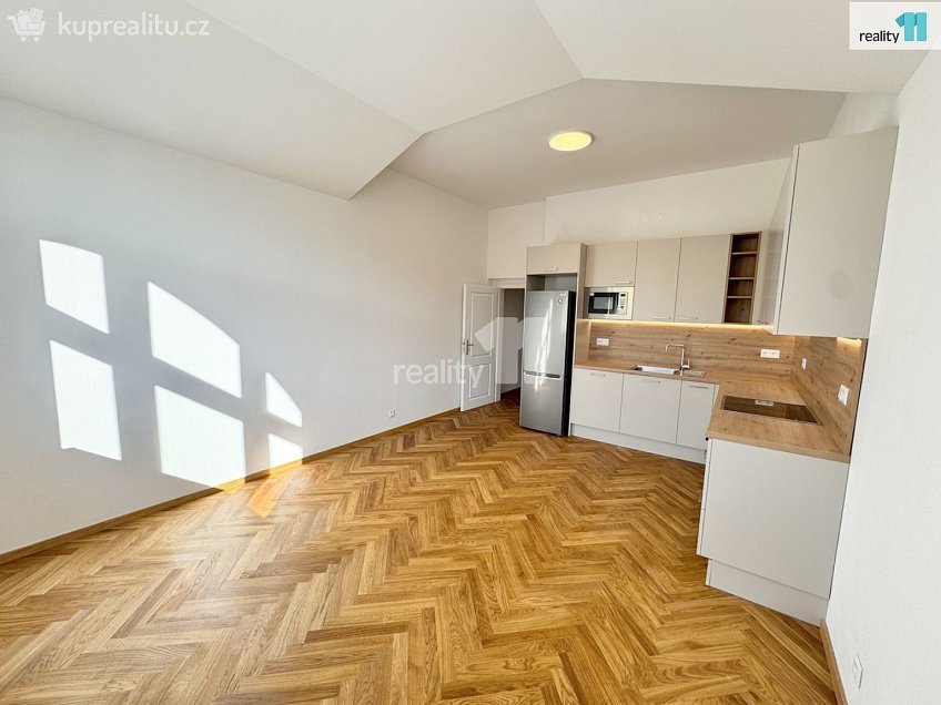 Pronájem bytu 3+kk 82 m^2 Křižíkova, Praha 8 